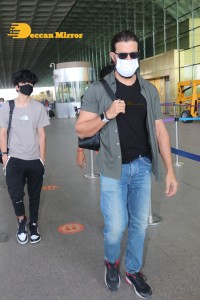 Hrithik Roshan seen traveling with his son from Mumbai Airport