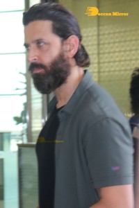 Hrithik Roshan seen traveling with his son from Mumbai Airport