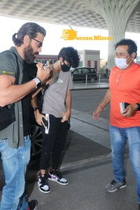 Hrithik Roshan seen traveling with his son from Mumbai Airport