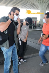 Hrithik Roshan seen traveling with his son from Mumbai Airport