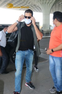 Hrithik Roshan seen traveling with his son from Mumbai Airport