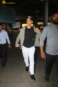 Bollywood Superstar Hrithik Roshan spotted at Mumbai Airport on Dec 9, 2022