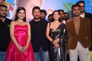 Ilu Ilu 1998 Premiere attended by Aamir Khan, Elli AvrRam, and Pushkar Jog