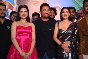 Ilu Ilu 1998 Premiere attended by Aamir Khan, Elli AvrRam, and Pushkar Jog