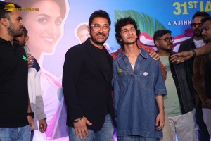 Ilu Ilu 1998 Premiere attended by Aamir Khan, Elli AvrRam, and Pushkar Jog