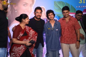 Ilu Ilu 1998 Premiere attended by Aamir Khan, Elli AvrRam, and Pushkar Jog