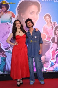 Ilu Ilu 1998 Premiere attended by Aamir Khan, Elli AvrRam, and Pushkar Jog