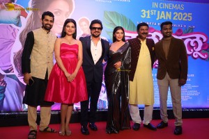 Ilu Ilu 1998 Premiere attended by Aamir Khan, Elli AvrRam, and Pushkar Jog