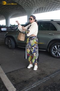bollywood actress Isha Koppikar cute at mumbai airport