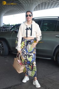 bollywood actress Isha Koppikar cute at mumbai airport