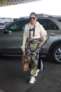 bollywood actress Isha Koppikar cute at mumbai airport