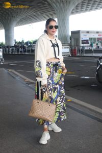 bollywood actress Isha Koppikar cute at mumbai airport