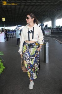 bollywood actress Isha Koppikar cute at mumbai airport