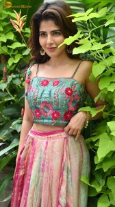 actress iswarya menon naughty photoshoot in the bushes