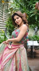 actress iswarya menon naughty photoshoot in the bushes