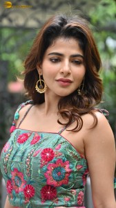 actress iswarya menon naughty photoshoot in the bushes