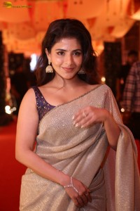 actress Iswarya Menon beautiful in a greyish white saree