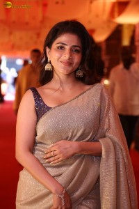 actress Iswarya Menon beautiful in a greyish white saree