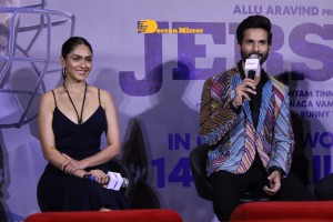 Jersey movie new trailer launch attended by Shahid Kapoor and Mrunal Thakur