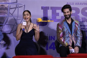 Jersey movie new trailer launch attended by Shahid Kapoor and Mrunal Thakur