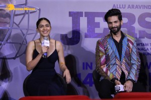 Jersey movie new trailer launch attended by Shahid Kapoor and Mrunal Thakur