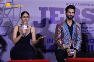 Jersey movie new trailer launch attended by Shahid Kapoor and Mrunal Thakur