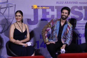 Jersey movie new trailer launch attended by Shahid Kapoor and Mrunal Thakur