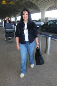 actor jackie shroff spotted with wife ayesha shroff at mumbai airport