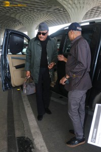 actor jackie shroff spotted with wife ayesha shroff at mumbai airport