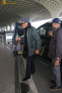 actor jackie shroff spotted with wife ayesha shroff at mumbai airport