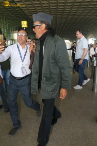 actor jackie shroff spotted with wife ayesha shroff at mumbai airport