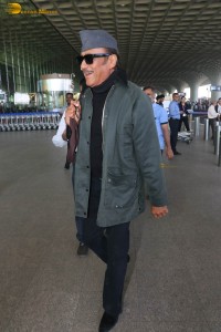 actor jackie shroff spotted with wife ayesha shroff at mumbai airport
