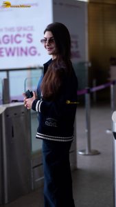 actress Jacqueline Fernandez chic look at mumbai airport