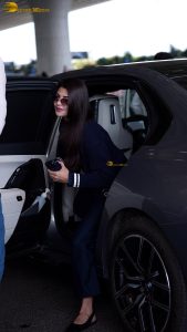 actress Jacqueline Fernandez chic look at mumbai airport