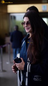 actress Jacqueline Fernandez chic look at mumbai airport