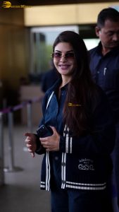 actress Jacqueline Fernandez chic look at mumbai airport