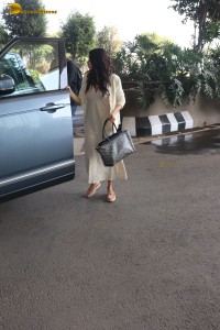 indian actress janhvi kapoor spotted at mumbai airport