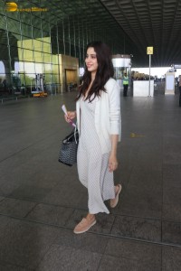 indian actress janhvi kapoor spotted at mumbai airport