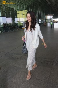 indian actress janhvi kapoor spotted at mumbai airport