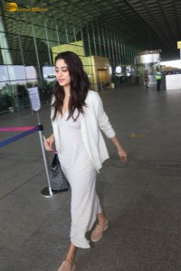 indian actress janhvi kapoor spotted at mumbai airport