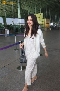 indian actress janhvi kapoor spotted at mumbai airport