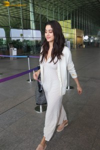 indian actress janhvi kapoor spotted at mumbai airport
