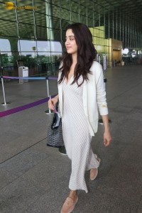 indian actress janhvi kapoor spotted at mumbai airport