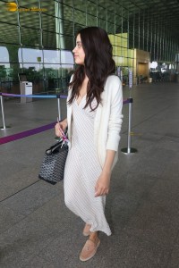 indian actress janhvi kapoor spotted at mumbai airport