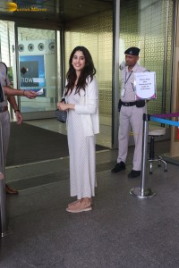 indian actress janhvi kapoor spotted at mumbai airport