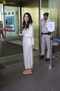 indian actress janhvi kapoor spotted at mumbai airport