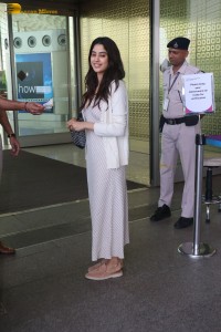 indian actress janhvi kapoor spotted at mumbai airport
