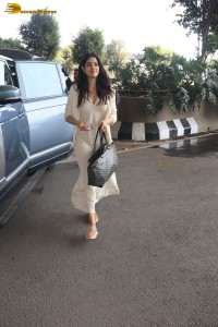indian actress janhvi kapoor spotted at mumbai airport