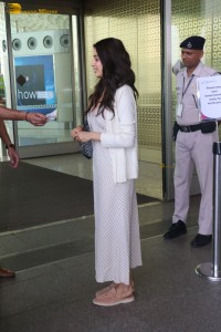 indian actress janhvi kapoor spotted at mumbai airport
