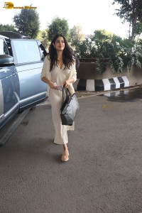 indian actress janhvi kapoor spotted at mumbai airport